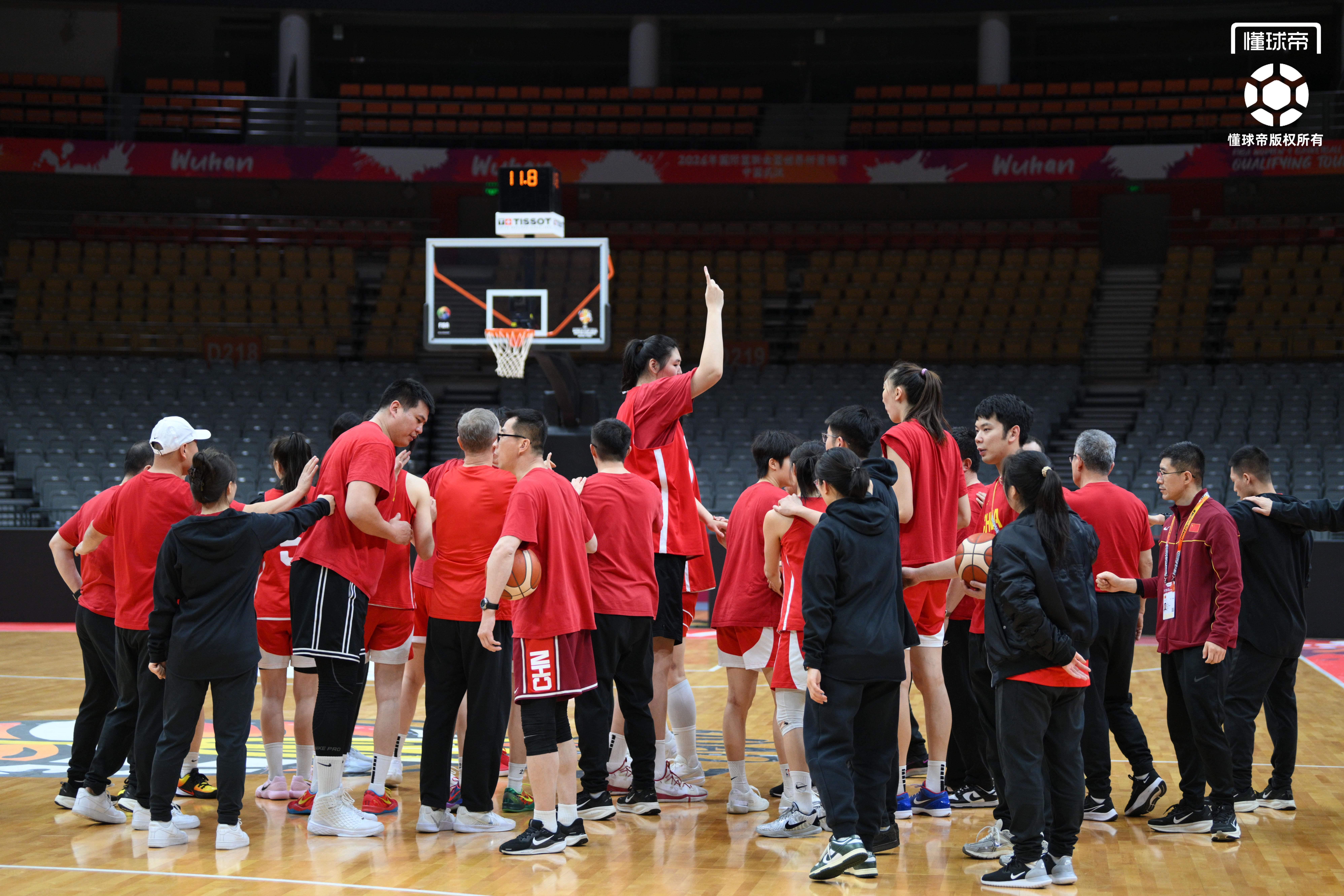 B体育-中国女篮世预赛最后一练,王治郅到场观看&全队精神饱满